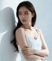 白衣女子靠墙交叉双臂特写5684#横屏 