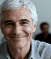 	 白发男子微笑近景画面3567#横屏 