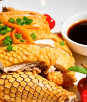 白盘装的美味鸡肉与蘸料4408#横屏 