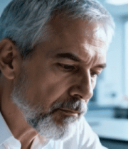 白发男子专注办公场景6880#横屏 