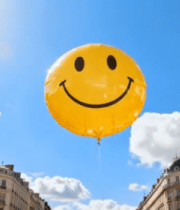 	 巴黎街头黄色笑脸气球1944#横屏 