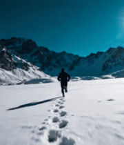 人在雪山雪地中行走2838#横屏 