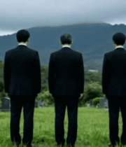 三人着正装于墓地背影12128#横屏 