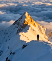 山顶人物与雪山云海景观115#横屏 