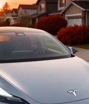  住宅区道路上的特斯拉新能源汽车82#竖屏 	 