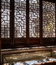  中式古典窗棂与青花瓷展品5382#竖屏 	 