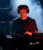  在舞台上专注打碟7756#竖屏 	 