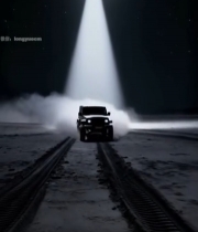  月夜下行驶的越野汽车(1)3334#竖屏 	 