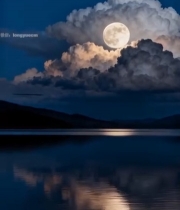  月夜湖面与云朵全景7784#竖屏 	 