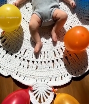  婴儿躺卧彩色气球环绕3148#竖屏 	 