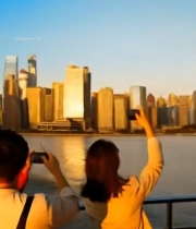  游客在上海外滩拍摄东方明珠296#竖屏 	 