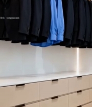  衣柜内挂放的衣物与抽屉展示3510#竖屏 	 