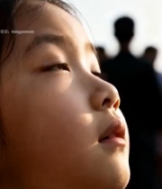  仰头凝视的小女孩特写7866#竖屏 	 