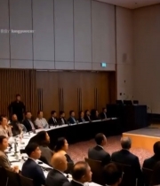  演讲者在会议室进行演讲347#竖屏 	 