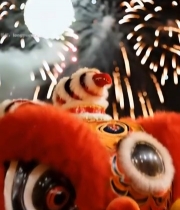  烟花下的舞狮特写1619#竖屏 	 