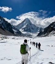  雪山徒步旅行者队伍5235#竖屏 	 