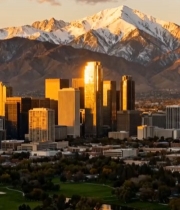  雪山下的城市建筑群风光3291#竖屏 	 