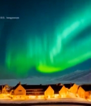  雪山湖泊上空的极光景观5929#竖屏 	 