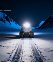  雪地夜间行驶的车辆远景2490#竖屏 	 