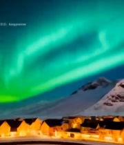  雪山湖泊上空的极光景观5929#竖屏 	 