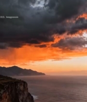  悬崖边人物挥舞红旗于海边554#竖屏 	 