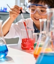  小男孩实验室做化学实验3768#竖屏 	 