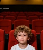  小男孩在电影院观影画面7879#竖屏 	 
