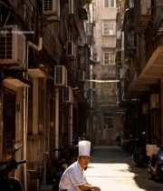  小巷中坐着的厨师4488#竖屏 	 