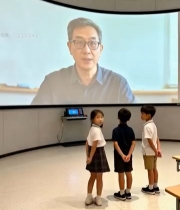  小学生观看大屏幕视频画面2148#竖屏 	 