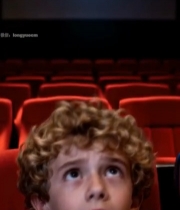  小男孩在电影院仰头观影389#竖屏 	 