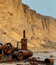  峡谷边废弃工业机械7651#竖屏 	 