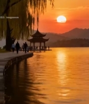  西湖湖畔日落时分游人漫步1632#竖屏 	 