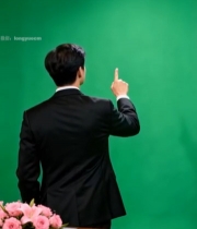  西装男子绿幕前指向上方1751#竖屏 	 