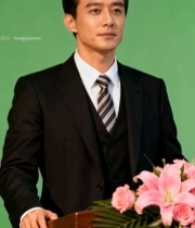  西装男子站讲台发言素材6383#竖屏 	 