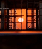  夕阳下建筑工地工人行走画面3924#竖屏 	 