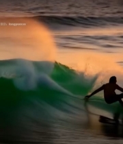  夕阳下海洋中冲浪者画面4895#竖屏 	 