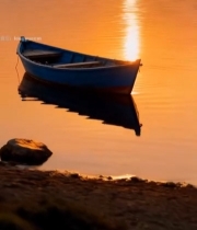  夕阳下湖面小船静谧景象(1)4265#竖屏 	 