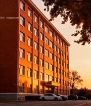  夕阳下红砖建筑及路边停车5538#竖屏 	 