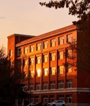  夕阳下的红砖建筑(1)2581#竖屏 	 