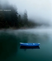  雾中湖面蓝色小船风景4935#竖屏 	 