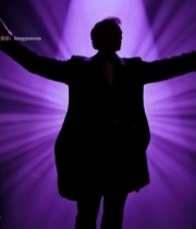  舞台上指挥者的灯光背影1356#竖屏 	 