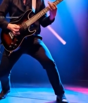  舞台上弹吉他的表演者1048#竖屏 	 