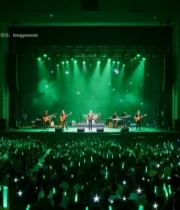  舞台乐队表演观众互动场景7894#竖屏 	 