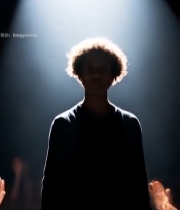  舞台上人物被聚光灯照射434#竖屏 	 