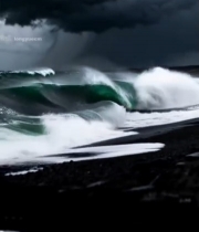  乌云下海浪拍打黑色沙滩7558#竖屏 	 