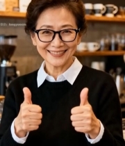  微笑女性在咖啡店竖大拇指577#竖屏 	 