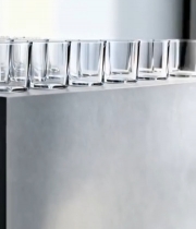  台面上摆放的透明玻璃杯6843#竖屏 	 