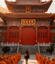  寺庙前僧人骑马穿行僧人群896#竖屏 	 