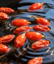  水中漂浮的干枸杞4090#竖屏 	 