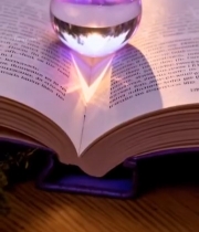  水晶球置于翻开的书籍上6772#竖屏 	 